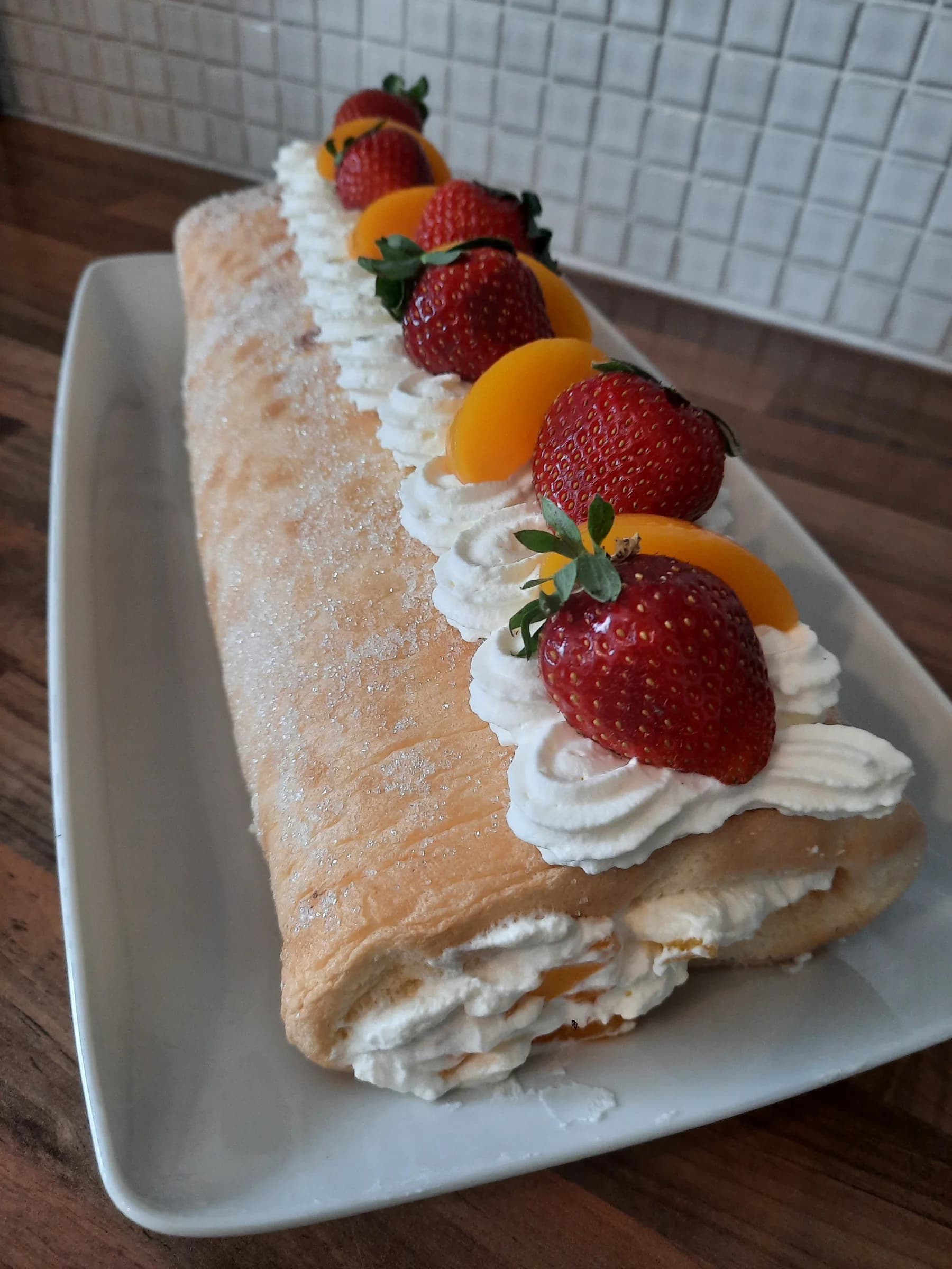 Mansikka-persikka kääretorttu